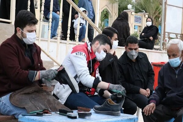 خدمت به زوار سردار سلیمانی از تاکسی مجانی تا واکس‌زدن کفش‌ها