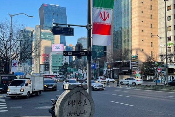 نصب پرچم ایران در خیابان تهران شهر سئول